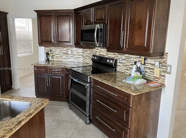 2385 SE 7th Pl, Homestead, FL 33033