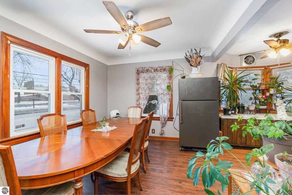 Image 11 of property listing at 909 Weiss Street, Saginaw, MI 48602