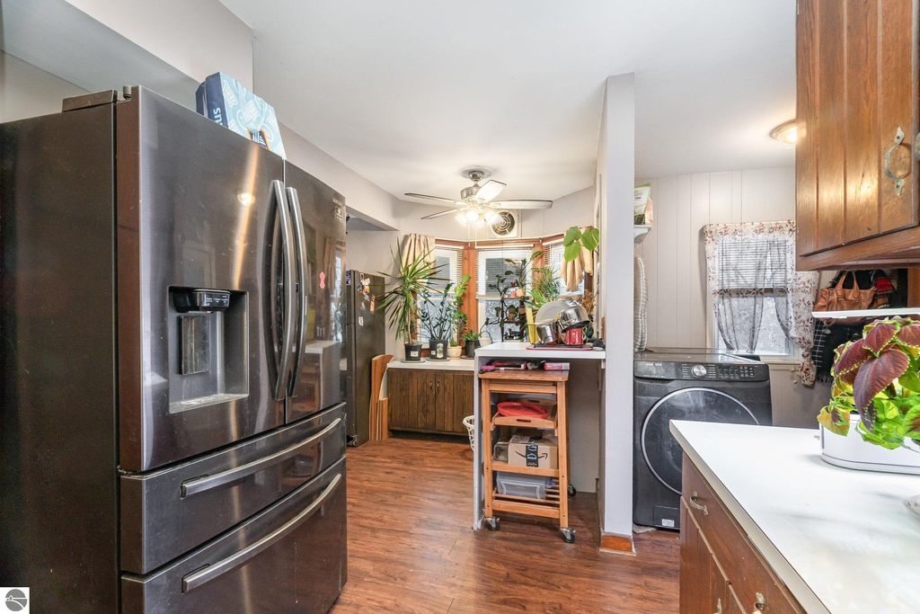 Image 14 of property listing at 909 Weiss Street, Saginaw, MI 48602