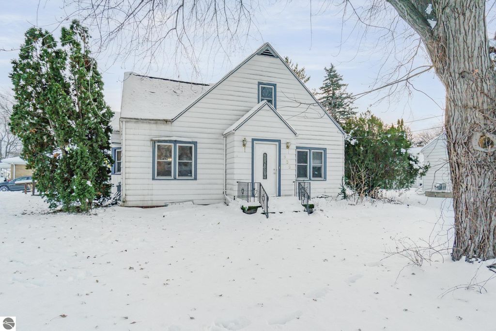 Image 2 of property listing at 909 Weiss Street, Saginaw, MI 48602