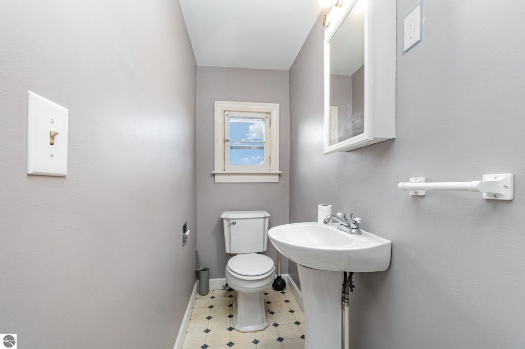 Image 25 of property listing at 909 Weiss Street, Saginaw, MI 48602