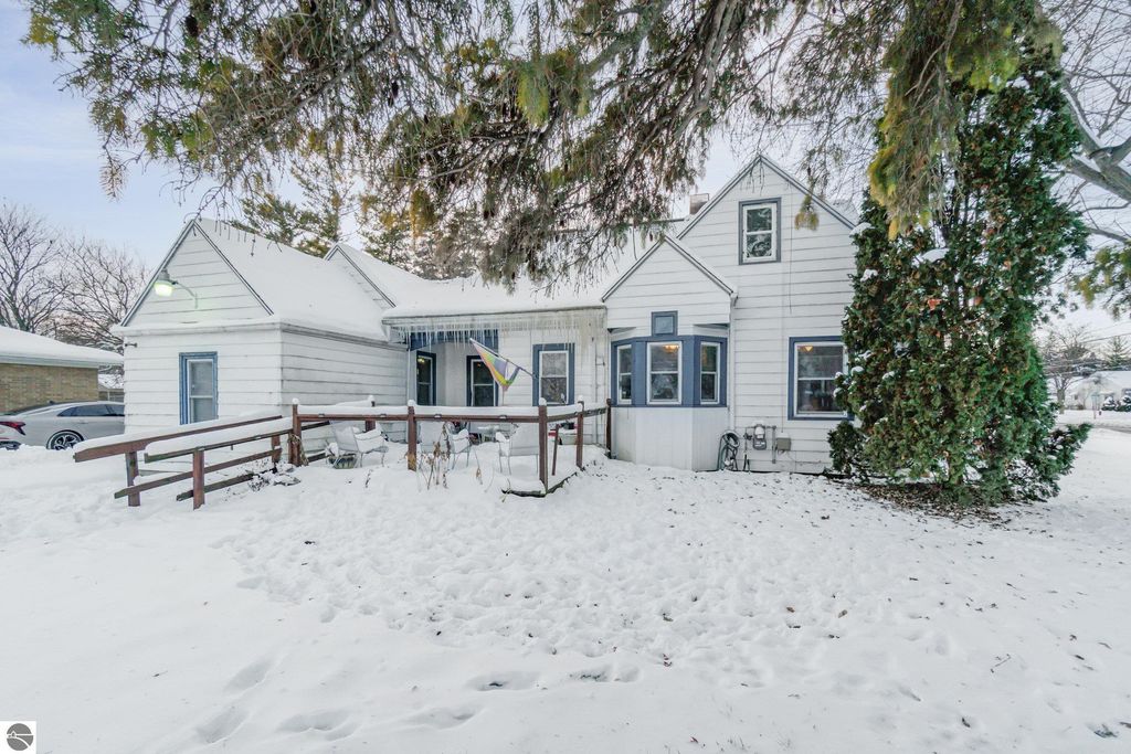 Image 27 of property listing at 909 Weiss Street, Saginaw, MI 48602