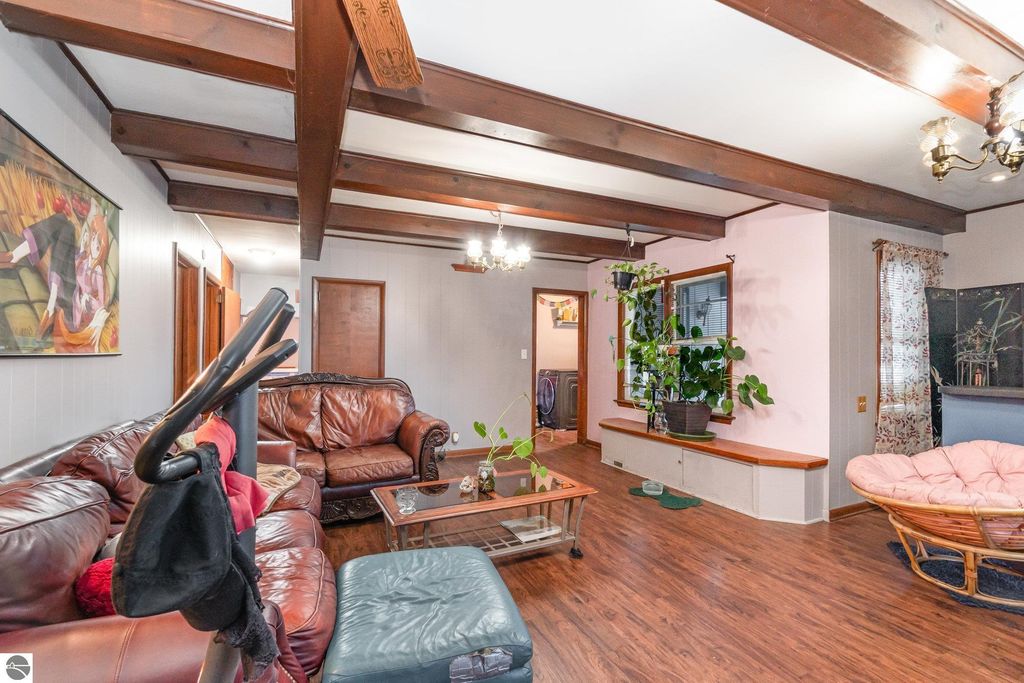 Image 4 of property listing at 909 Weiss Street, Saginaw, MI 48602