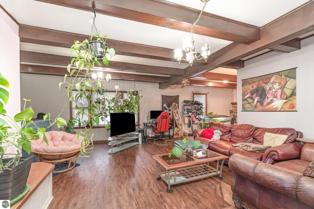 Image 6 of property listing at 909 Weiss Street, Saginaw, MI 48602