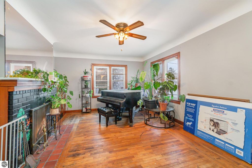 Image 8 of property listing at 909 Weiss Street, Saginaw, MI 48602