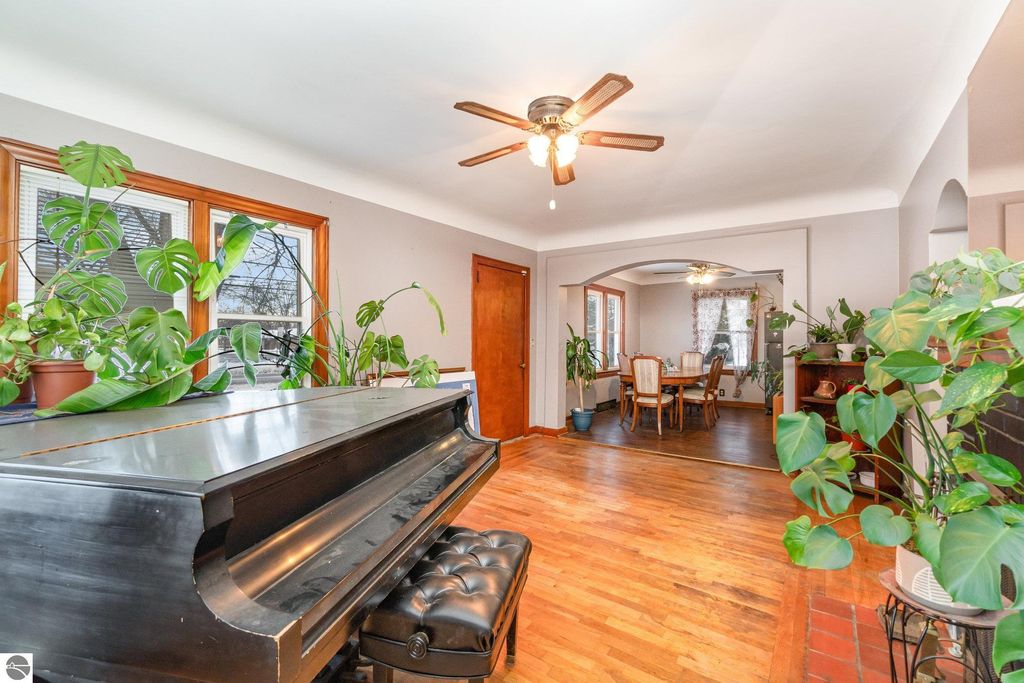 Image 9 of property listing at 909 Weiss Street, Saginaw, MI 48602