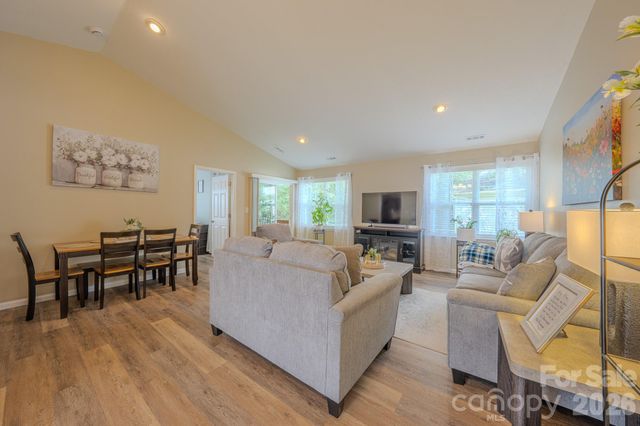 177 Clear Creekside Drive, Hendersonville, NC 28792