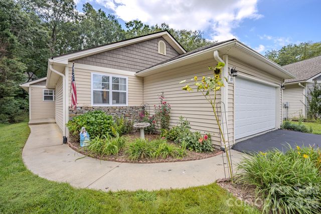 177 Clear Creekside Drive, Hendersonville, NC 28792