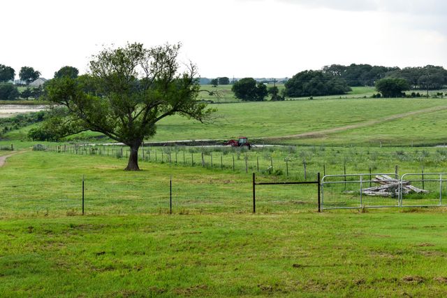 443 County Road 280, Shiner, TX 77984