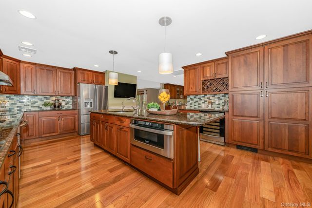 23 Willoughby Path, East Northport, NY 11731