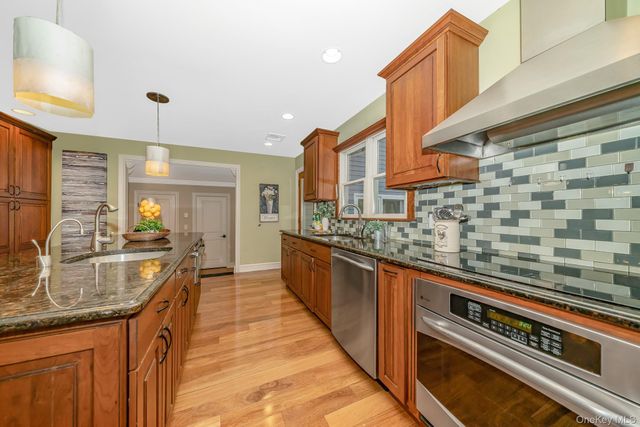 23 Willoughby Path, East Northport, NY 11731