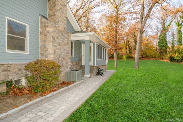 23 Willoughby Path, East Northport, NY 11731