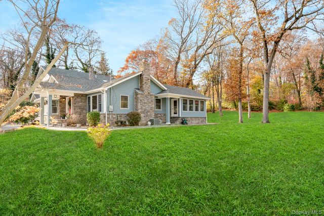 23 Willoughby Path, East Northport, NY 11731