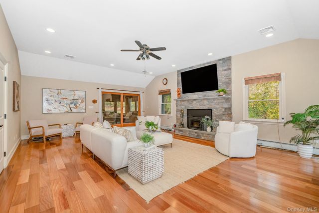 23 Willoughby Path, East Northport, NY 11731