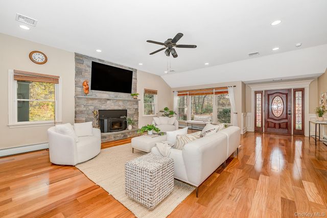 23 Willoughby Path, East Northport, NY 11731