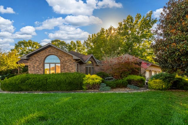 600 Deer Lake Drive W, Carbondale, IL 62901