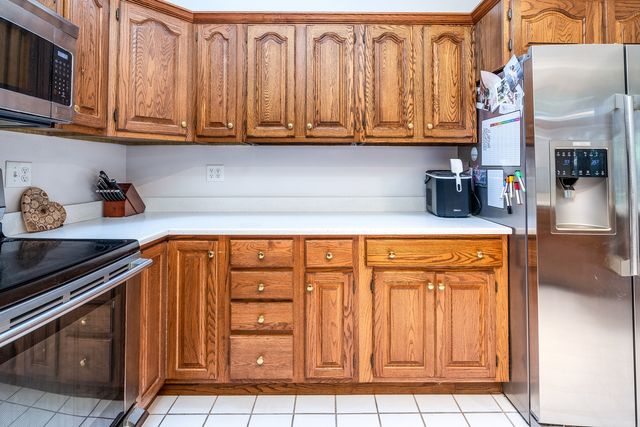 600 Deer Lake Drive W, Carbondale, IL 62901