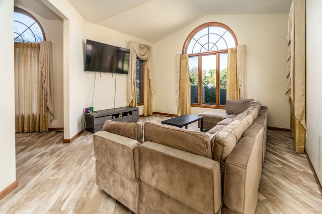 600 Deer Lake Drive W, Carbondale, IL 62901