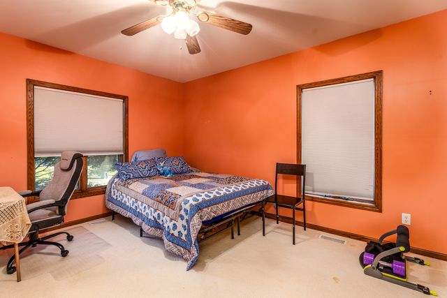 600 Deer Lake Drive W, Carbondale, IL 62901