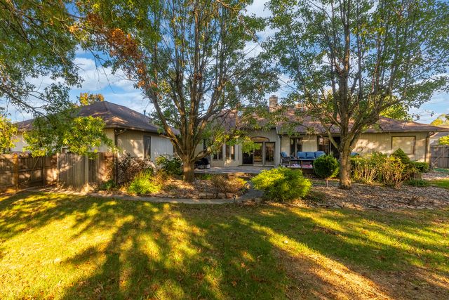 600 Deer Lake Drive W, Carbondale, IL 62901