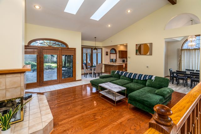 600 Deer Lake Drive W, Carbondale, IL 62901