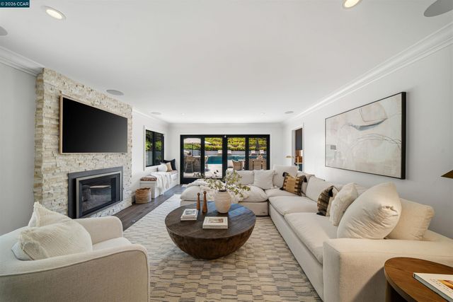 330 Twin Peaks Ln, Alamo, CA 94507