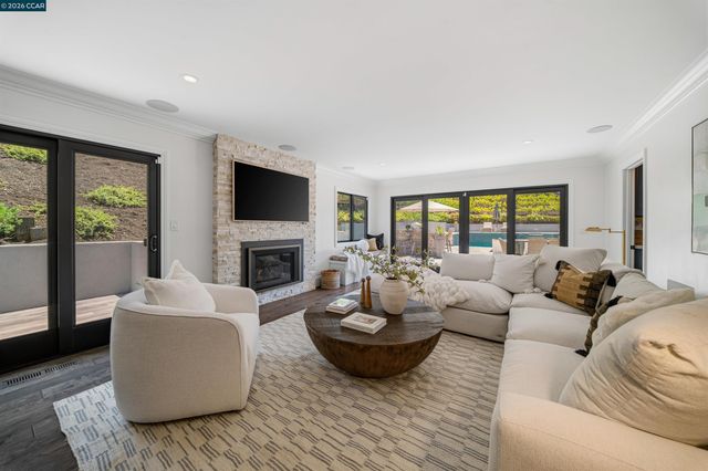 330 Twin Peaks Ln, Alamo, CA 94507