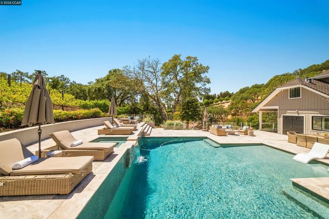 330 Twin Peaks Ln, Alamo, CA 94507
