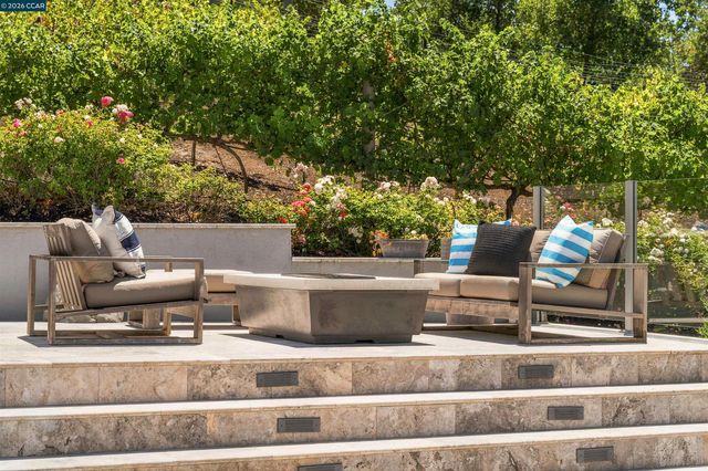 330 Twin Peaks Ln, Alamo, CA 94507