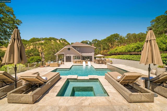 330 Twin Peaks Ln, Alamo, CA 94507