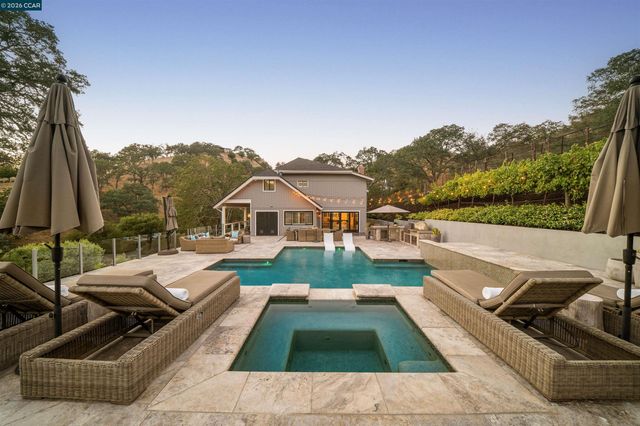 330 Twin Peaks Ln, Alamo, CA 94507