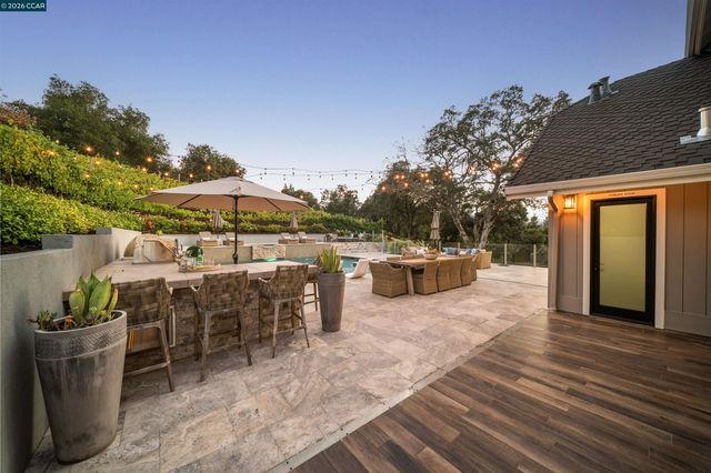 330 Twin Peaks Ln, Alamo, CA 94507