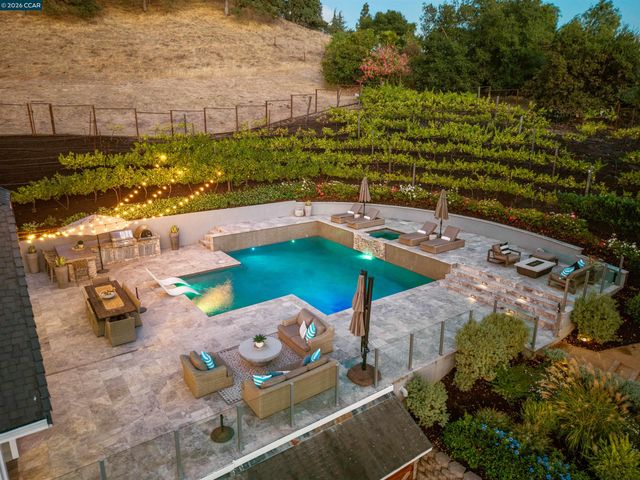 330 Twin Peaks Ln, Alamo, CA 94507