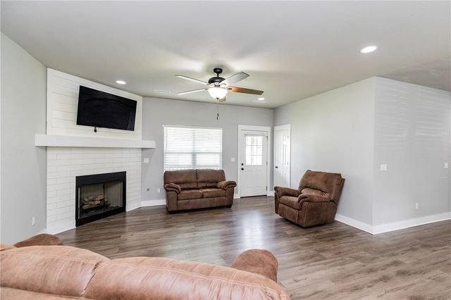 463 N Davis Street, Pea Ridge, AR 72751