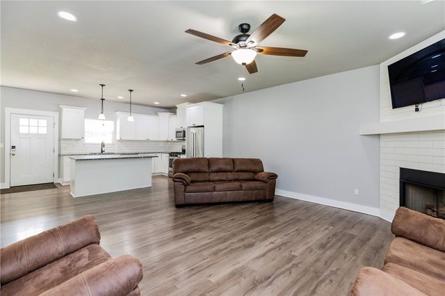 463 N Davis Street, Pea Ridge, AR 72751