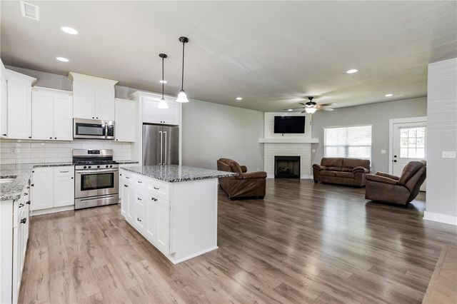 463 N Davis Street, Pea Ridge, AR 72751