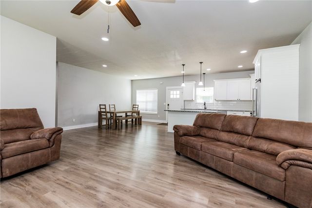463 N Davis Street, Pea Ridge, AR 72751
