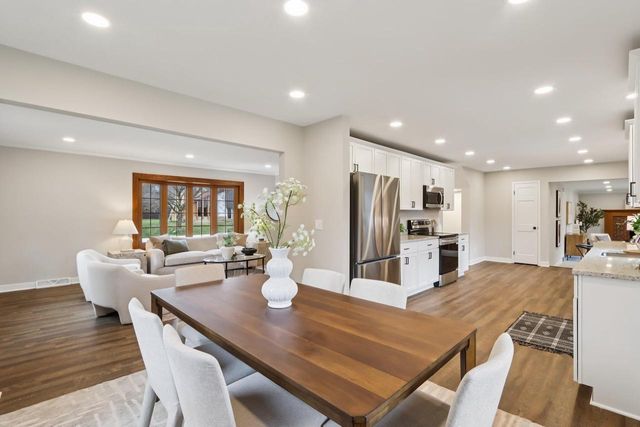 9936 N Concord DRIVE, Mequon, WI 53097