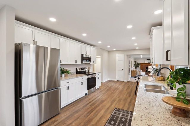 9936 N Concord DRIVE, Mequon, WI 53097