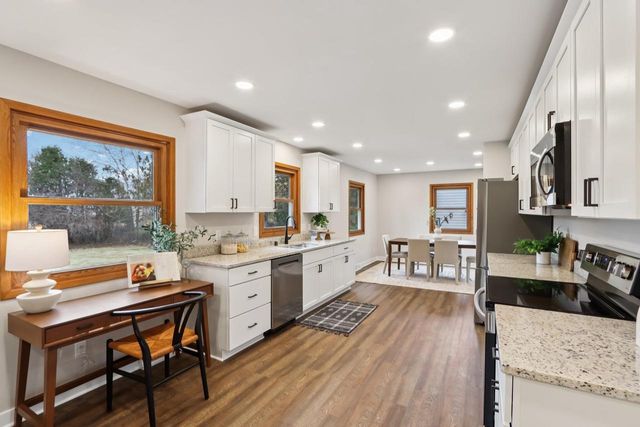 9936 N Concord DRIVE, Mequon, WI 53097