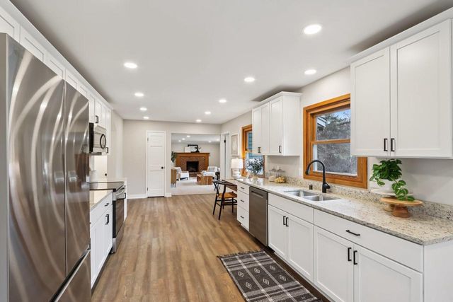 9936 N Concord DRIVE, Mequon, WI 53097