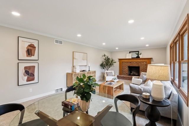 9936 N Concord DRIVE, Mequon, WI 53097