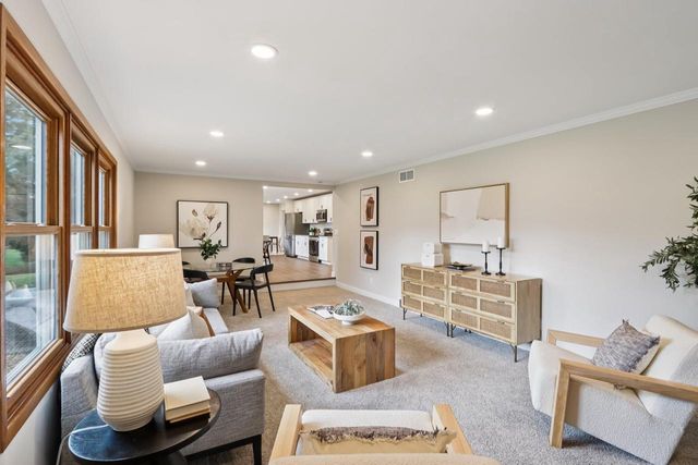 9936 N Concord DRIVE, Mequon, WI 53097