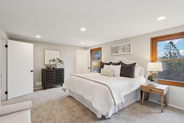 9936 N Concord DRIVE, Mequon, WI 53097