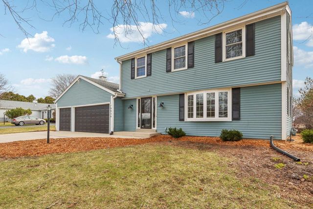 9936 N Concord DRIVE, Mequon, WI 53097