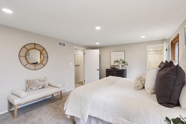 9936 N Concord DRIVE, Mequon, WI 53097