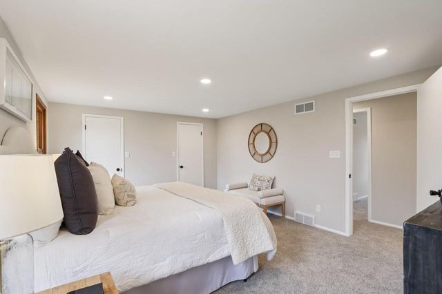 9936 N Concord DRIVE, Mequon, WI 53097