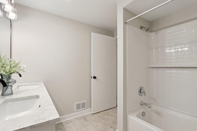 9936 N Concord DRIVE, Mequon, WI 53097