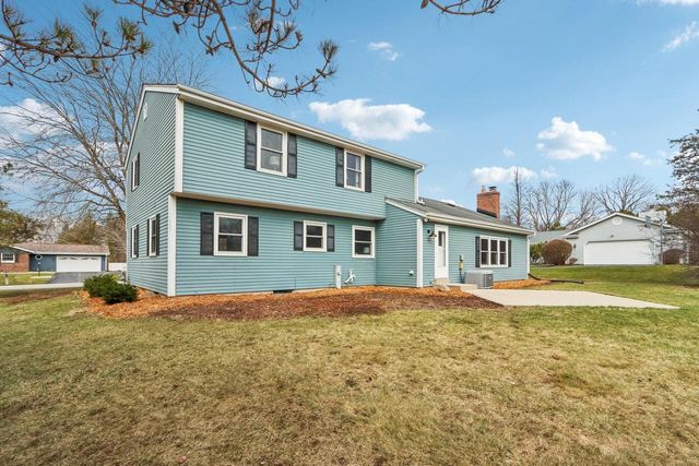 9936 N Concord DRIVE, Mequon, WI 53097