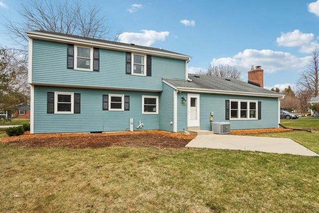 9936 N Concord DRIVE, Mequon, WI 53097